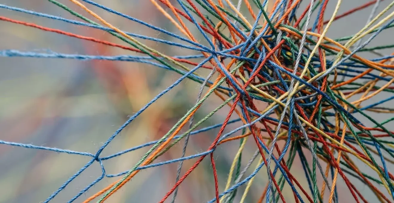 Vue macro extrême révélant la complexité et la texture d'une structure technique représentant la mesure de code