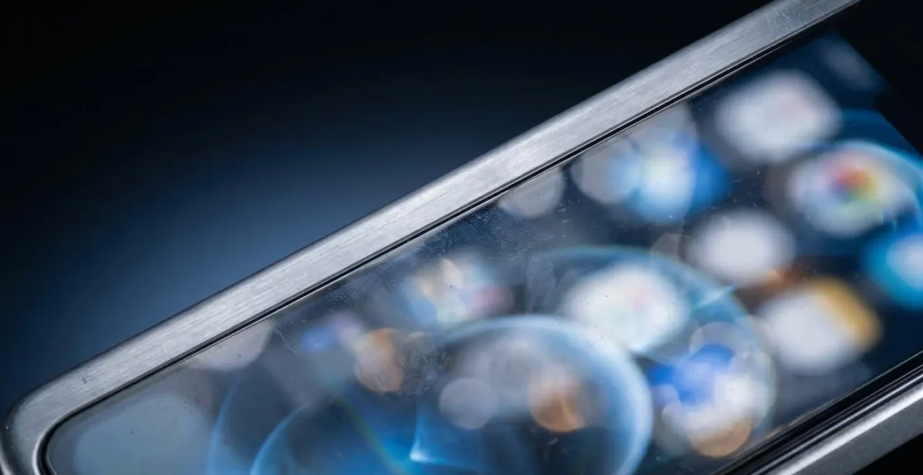 Vue macro d'un smartphone recevant de multiples alertes, illustrant le concept de saturation numérique