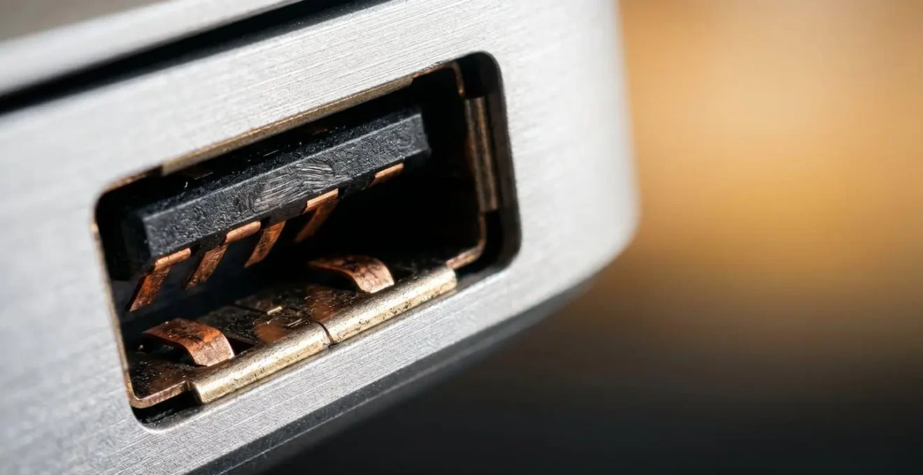 Détail macro d'un port USB sécurisé avec contrôle d'accès physique