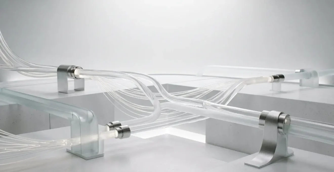 Représentation visuelle d'un flux de données complexe montrant les transformations successives depuis la source jusqu'au rapport final