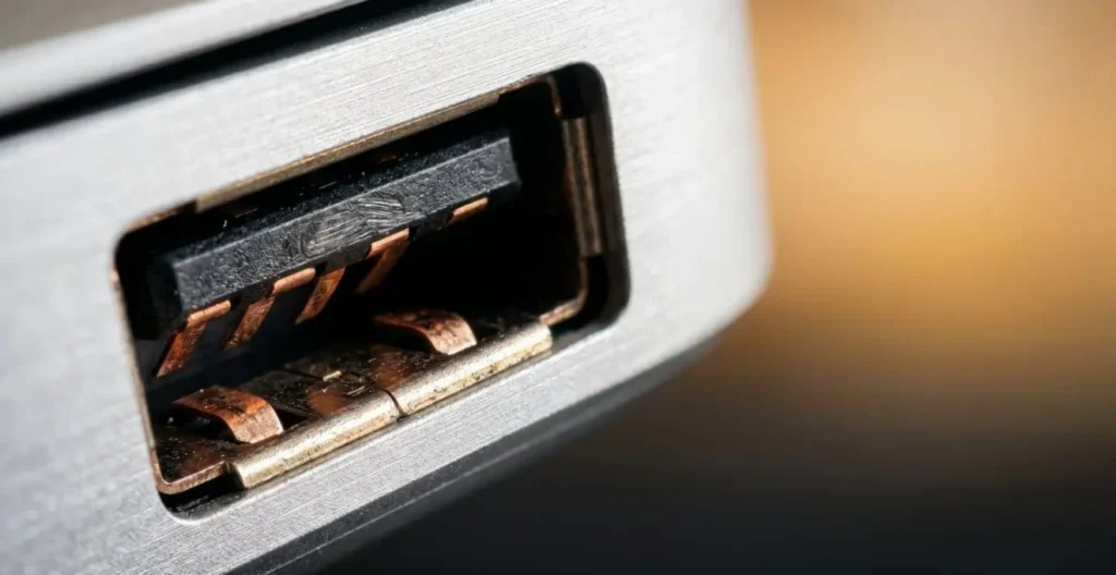 Détail macro d'un port USB sécurisé avec contrôle d'accès physique Détail macro d'un port USB sécurisé avec contrôle d'accès physique